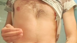 Vieni a vedere la sborra che produco e come finisce nella mia mano