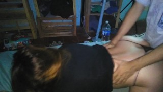 Le subo el vestido y le corro la tanga de lado