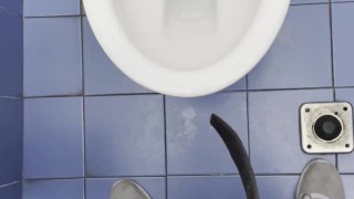Piscio nel bagno pubblico