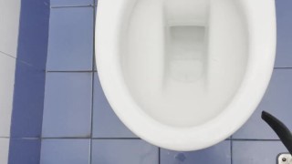 Piscio nel bagno pubblico