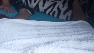 ME PILLA DESCANSANDO Y ESTRENA SUS JUGUETES CONMIGO EN UNA BUENA MAMADA