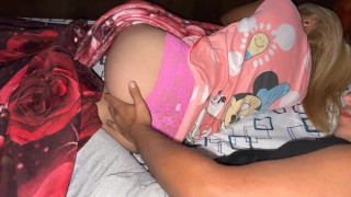 Me Toco Compartir Habitacion  Pero Por La Noche Empezo a Tocarme el Culo y a Meterme Man