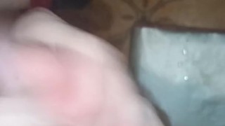 Молодой горячий парень дрочит хуй с гигантским выпавшем пролапсом у себя в ванне, глядя на себя