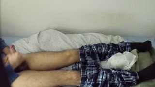 Chico se da placer después de un duro día de trabajo