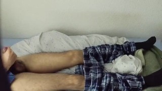 Chico se da placer después de un duro día de trabajo