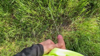 Lunga pisciata nel prato al parco