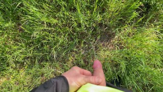 Lunga pisciata nel prato al parco