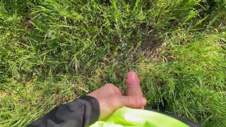 Lunga pisciata nel prato al parco