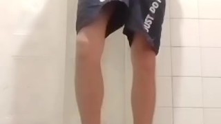 polla palpitante gime mientras se masturba solo