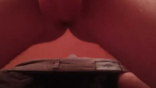 Branlette solo dans une petite pièces avec belle giclé