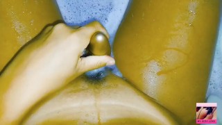 En la bañera probando otro juguete , muy rico!!