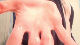 Maschio sexy sborra sulla mano, vieni a succhiargli il cazzo!