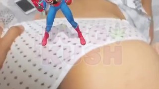 Trío con Spiderman y mi hermanastra culona