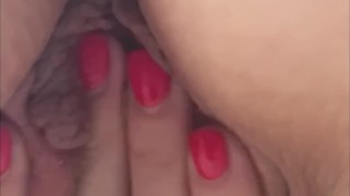 No pienso en un hombre cuando me masturbo. Prefiero pensar en una mujer. No estaría mal un trío. Cal