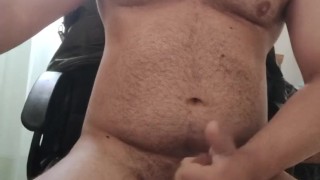Bodybuilder grows his dick and cums watching porn