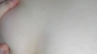 Jovencita flaquita nalgona montando verga.