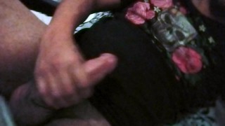 Chupa mi gran polla hasta hacerme venir y luego tragate toda la leche sin derramar una gota de semen