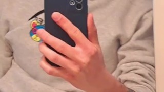 Cazzo al vento guardandomi allo specchio e sborrando nel lavandino