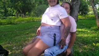 hoy salimos al parque para follar mientras las personas pasan y nos miran