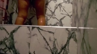 Duchándome, porque hace mucho calor 🥵🥵🥵