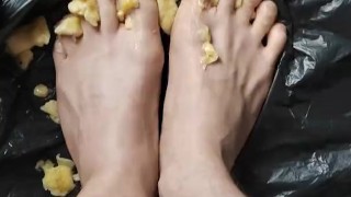 Crushing bannah between my soft toes