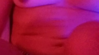 Le pido que por favor me de su lechita y me complace