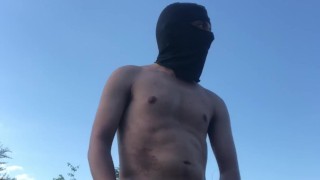 siendo besado por el sol mientras me vengo