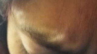 👅 Ella la mete hasta su garganta llorando