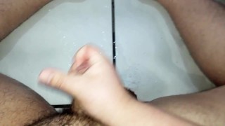 Me mijei e gozei no banheiro - Fernando Devil