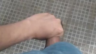 VERGA GRANDE LECHOSA DE HOMBRE JOVEN TIRA MUCHO SEMEN AL SUELO 💦🥵