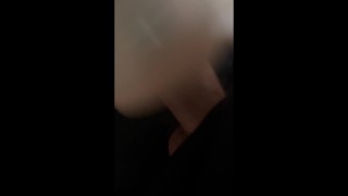Un mec muscler se branle et baise une chatte sur un oreiller