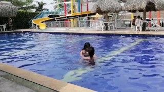 salimos a piscina mi y yo y follamos bien rico en el baño publico