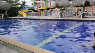 salimos a piscina el enano yo, empiezo a masturbarlo en la piscina y seguimos follando en baño