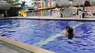 salimos a piscina el enano yo, empiezo a masturbarlo en la piscina y seguimos follando en baño