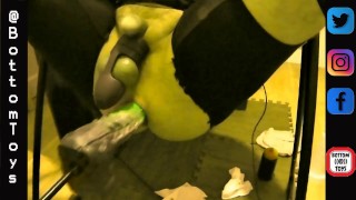 Sur mon sling avec la fuckmachine et mon gode Alien de sinnovator intensif