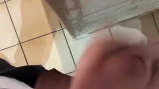 Branlette rapide dans la cuisine pour la 3eme fois