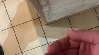 Branlette rapide dans la cuisine pour la 3eme fois