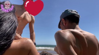 FOLLOWER se acerca con deseo de darme crema y placer frente a mi novio