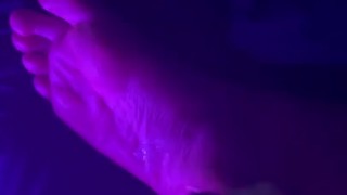 Bi guy busts twice on feet