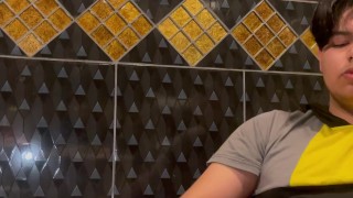 Joven tonto masturbándosela en un baño completo🔥