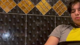 Joven tonto masturbándosela en un baño completo🔥