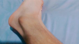 No quieres que te haga una paja con mis pies?