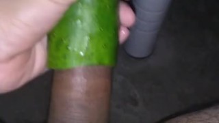 PEPINO COGIDO POR MI ENORME VERGA 🥒 / CUCUMBER FUCKED BY MY HUGE DICK