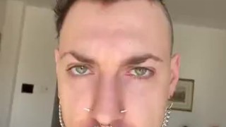 Il Diavolo Elettriko ringrazia una fan per amarlo
