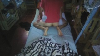 Cogemos de misionero por la noche