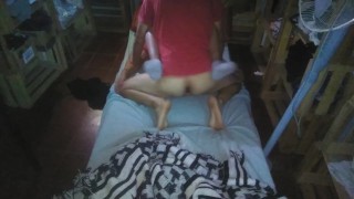 Cogemos de misionero por la noche