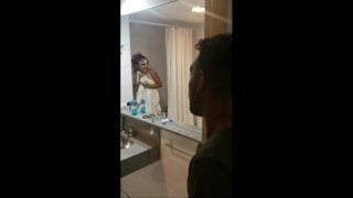 Espiando a la amiga de mi hermana mientras se ducha