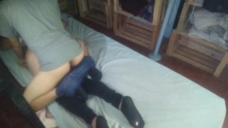 Cogemos de lado con ibita de remera blanca y calza