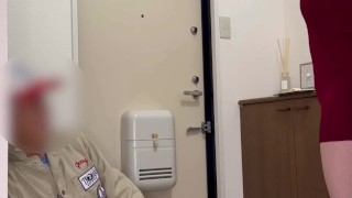 宅配便の配達員にエロい目で見つめられた変態巨乳M熟女がいきなりオーガズム♥潮吹き我慢できずに下着姿で垂れ流し❤日本人/巨乳/美人/パイパン/潮吹き/流出・ナンパ・個人撮影