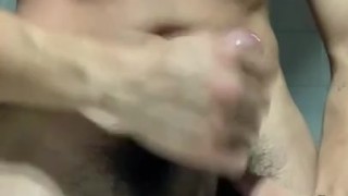 Hombre gay pajeandose en el baño y lo descubren, jovencito masturbandose en el bano 18